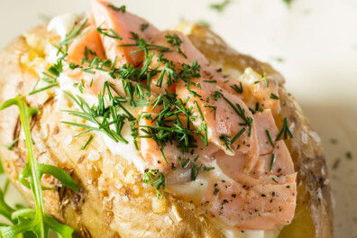 Gepofte aardappel met zalm, zure room en dille