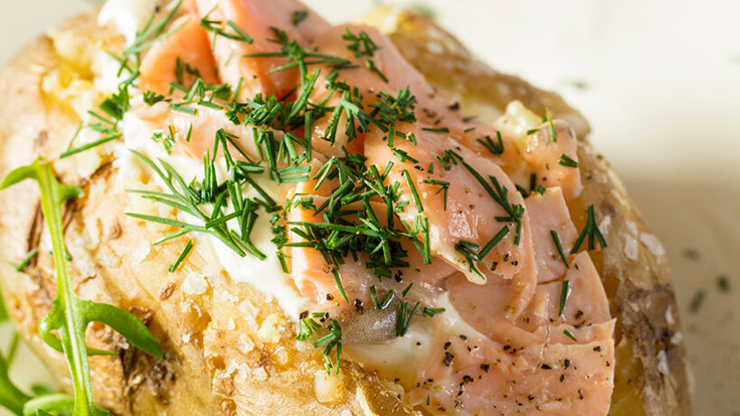 Gepofte aardappel met zalm, zure room en dille