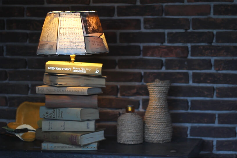 Lamp van oude boeken