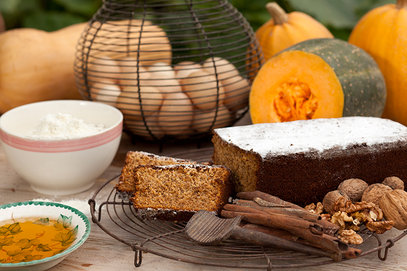 Pompoencake met benodigdheden op de achtergrond