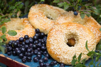 Bagels met roomkaas en bosbessen-limoenjam