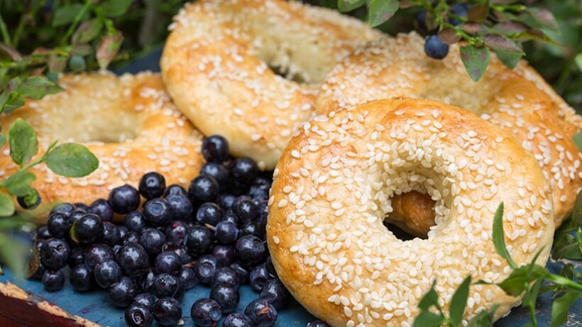 Bagels met roomkaas en bosbessen-limoenjam