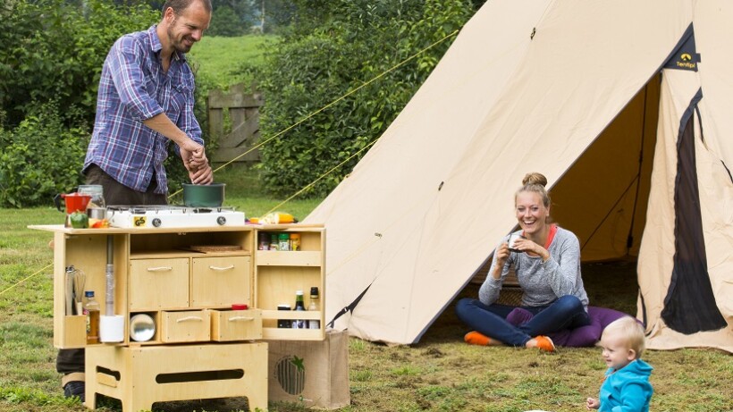 Timmer een kampeerkeuken/ chuckbox