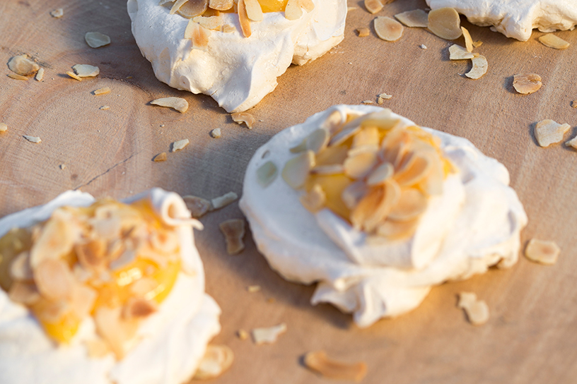 Meringues met amandel op bakplaat.