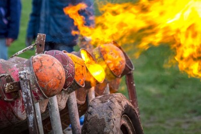 Carbid schieten: knallend het oude jaar uit