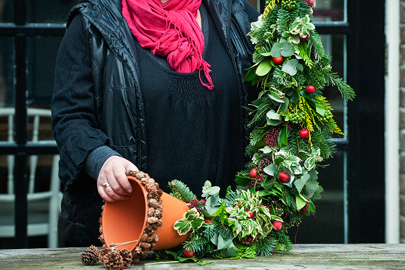 kerstfestoen en bloempot