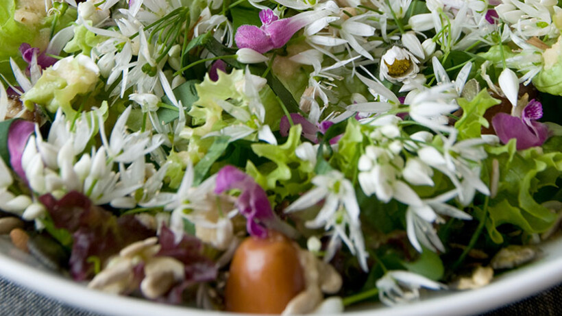 Salade met daslookbloemetjes