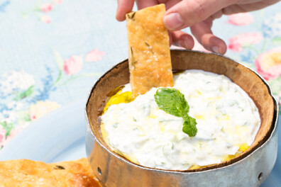 Zelfgebakken focaccia met komkommer yoghurtdip