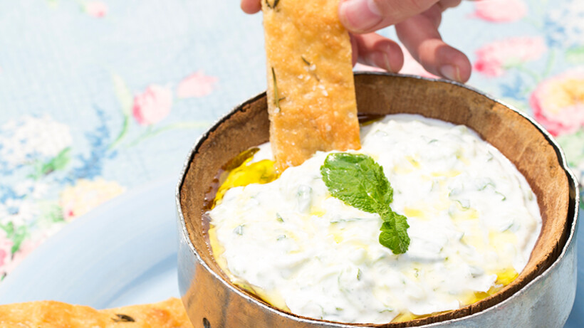 Zelfgebakken focaccia met komkommer yoghurtdip