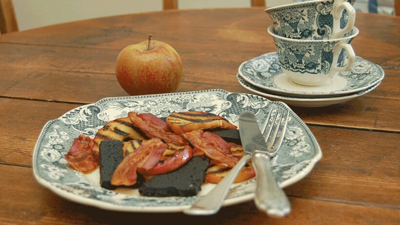 Balkenbrij met ontbijtspek en gegrilde appels