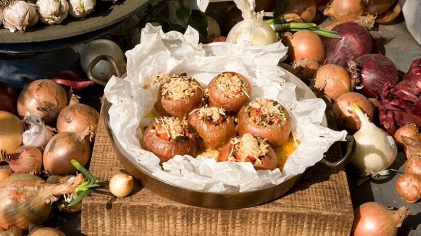 Gevulde uien met groene peper en paprika