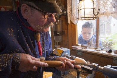 Peter Nouwen maakt houten tollen