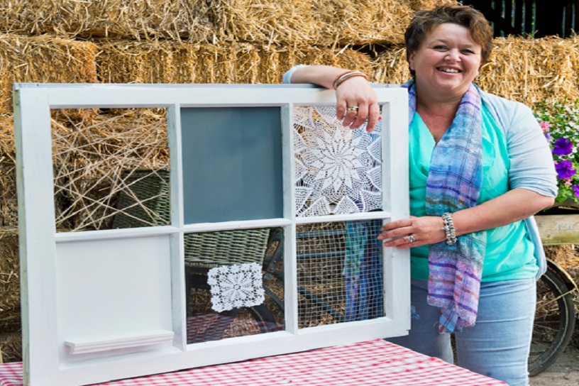 vrouw bij bord waar je dingen aan op kan hangen