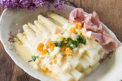 Asperges met ei, ham en zelfgemaakte hollandaisesaus