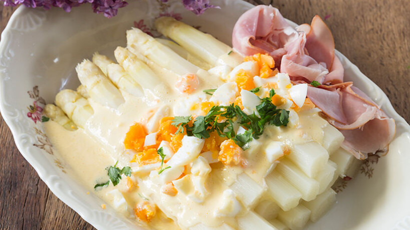 Asperges met ei, ham en zelfgemaakte hollandaisesaus