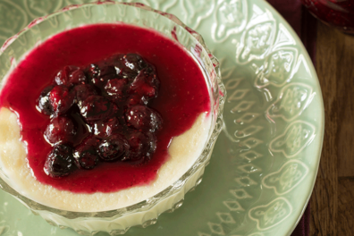 Griesmeelpudding met bosbessensaus