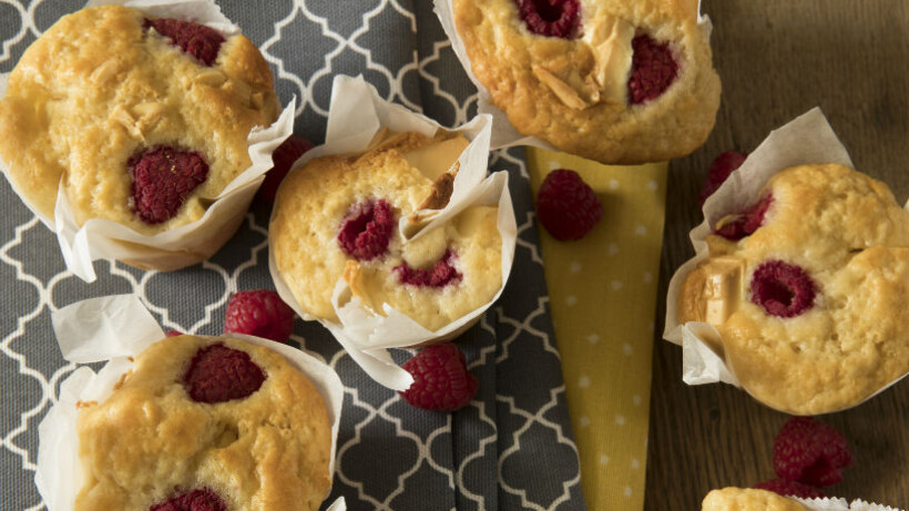 Zoete muffins met frambozen en witte chocolade