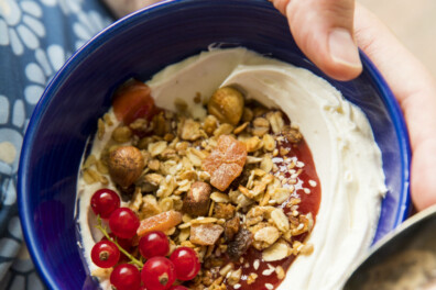 Hangop met kardemom, aardbeiensaus en granola