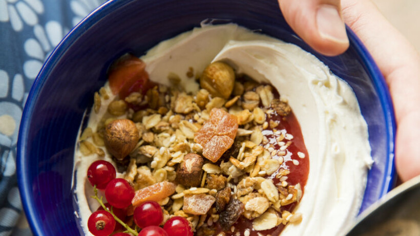 Hangop met kardemom, aardbeiensaus en granola