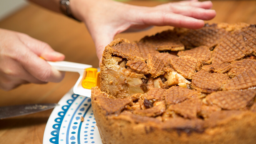 Appeltaart met karamel en een dakje van stroopwafels