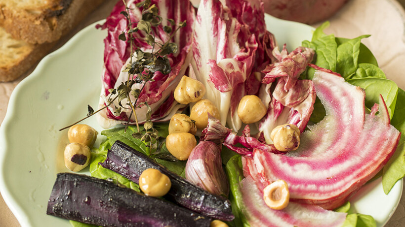 Salade met geroosterde paarse peen