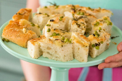 Lentefoccacia met asperges en verse doperwtjes