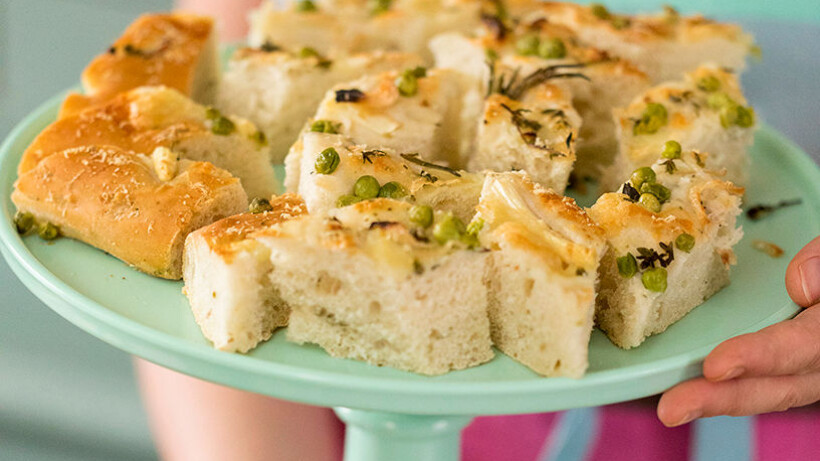 Lentefoccacia met asperges en verse doperwtjes