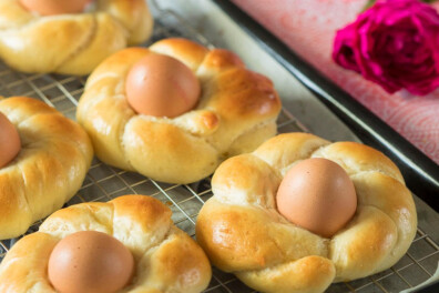 Lekker voor Pasen: paasbroodjes met ei