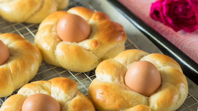 Lekker voor Pasen: paasbroodjes met ei