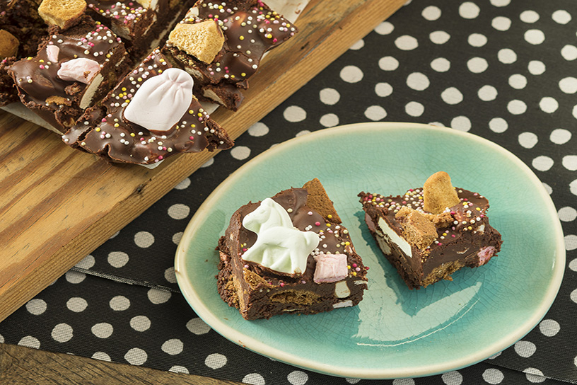 arretjescake met strooigoed op bordje en op plank