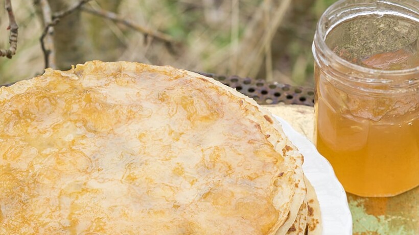 Ouderwetse pannenkoeken met mispelgelei