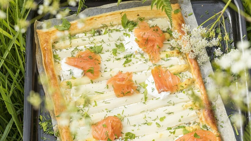 Plaattaart met asperges en zalm