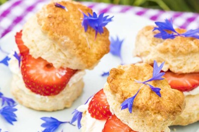 Scones met room en aardbeien