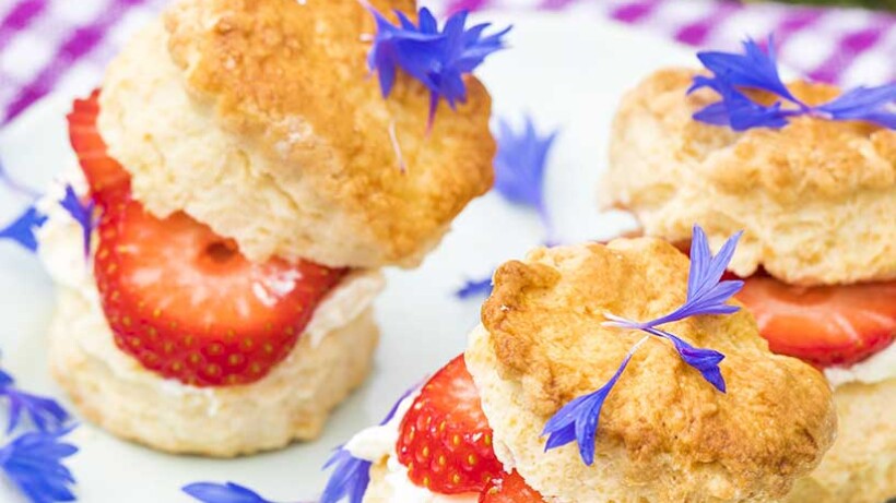 Scones met room en aardbeien