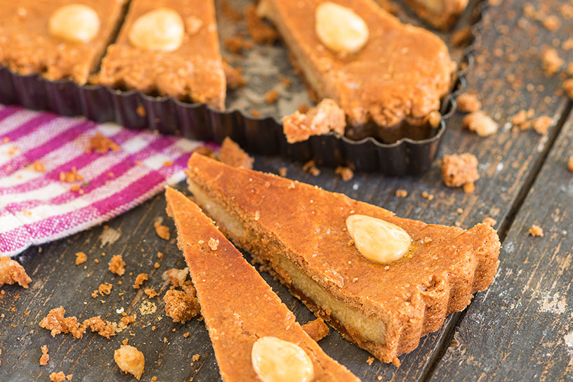 stukken gevulde speculaas in blik en op tafel