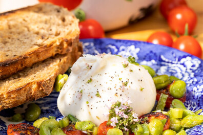 Burrata met snij-, tuinbonen en kerstomaatjes