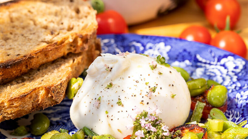 Burrata met snij-, tuinbonen en kerstomaatjes