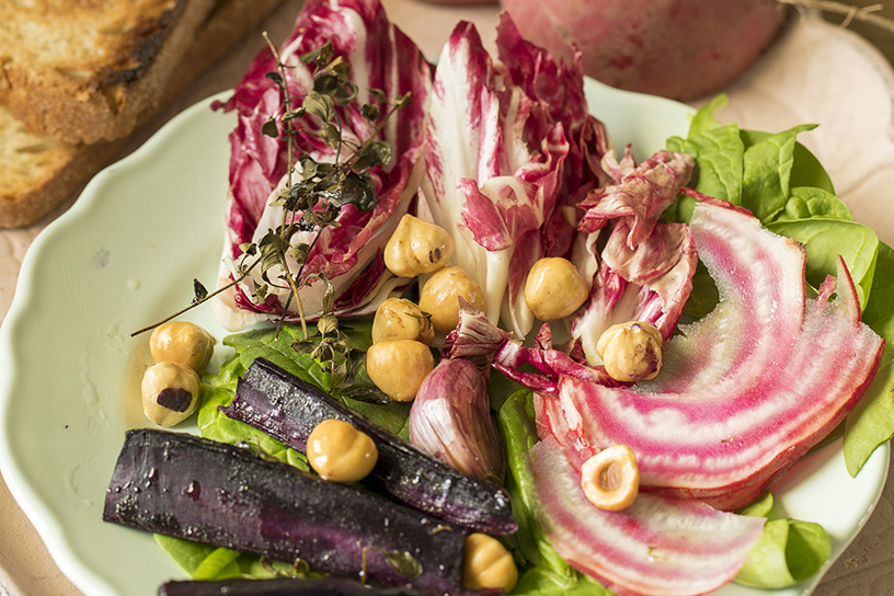 Salade met geroosterde paarse peen