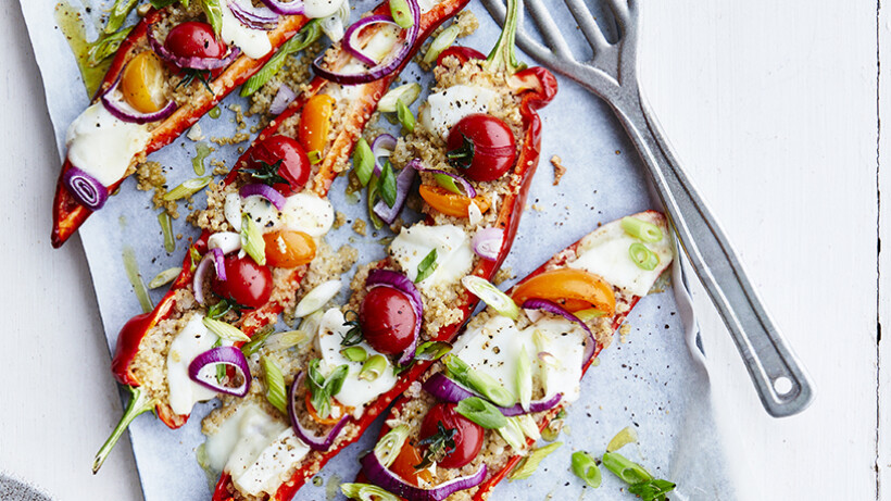 Paprika gevuld met quinoa, burrata en kerstomaatjes