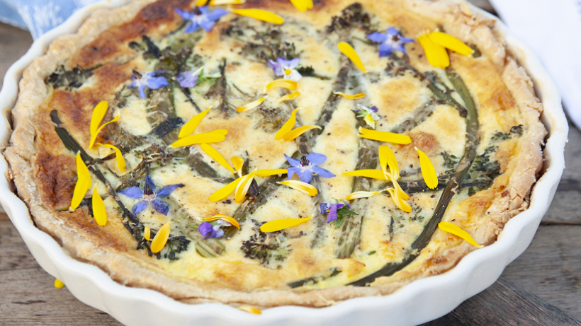 Quiche met groene asperges en broccolischeuten