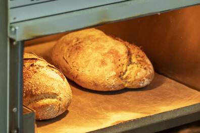 Brood bakken voor de buurt