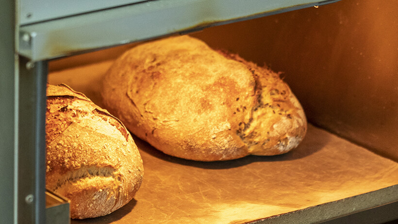 Brood bakken voor de buurt