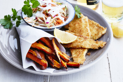 Fish en chips van pladijs met zoete aardappelfrietjes en koolsla