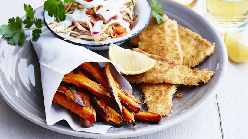 Fish en chips van pladijs met zoete aardappelfrietjes en koolsla