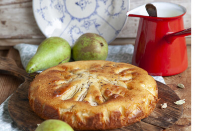 Peren-kardemomcake met custard