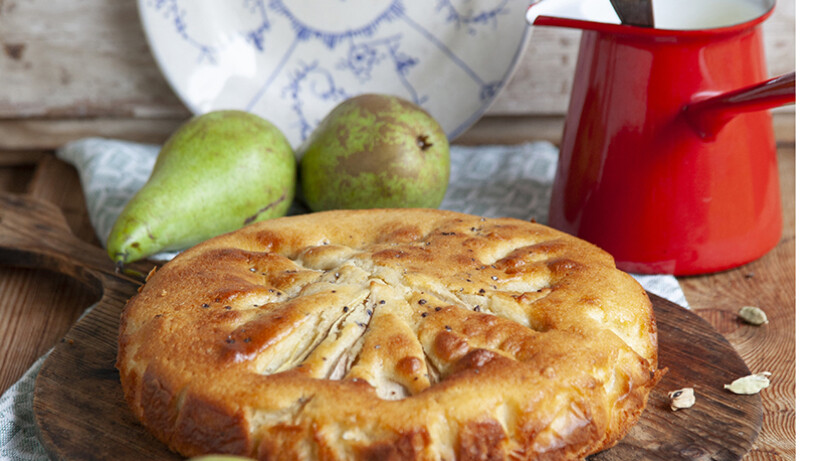 Peren-kardemomcake met custard