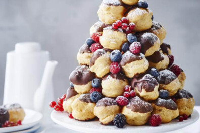 Soezentoren met chocola en rode vruchten