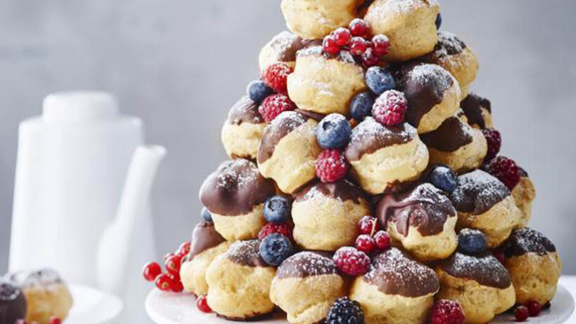 Soezentoren met chocola en rode vruchten