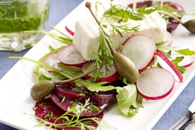 Salade met gegrilde feta en rode biet