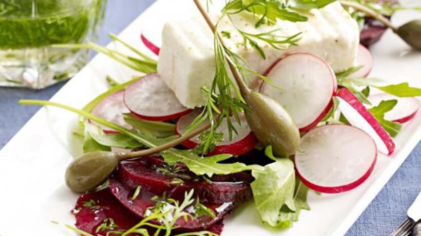 Salade met gegrilde feta en rode biet